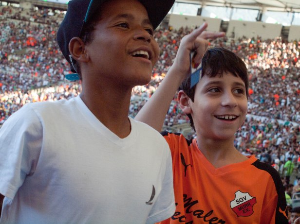 Cranford - Kids reacting to Ronaldinho